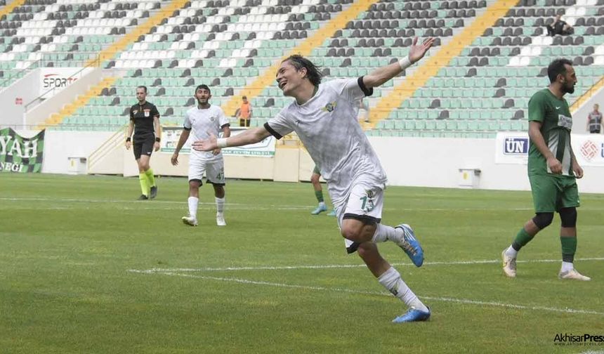 Akhisarspor, kendi sahasındaki son maçta gol oldu yağdı!