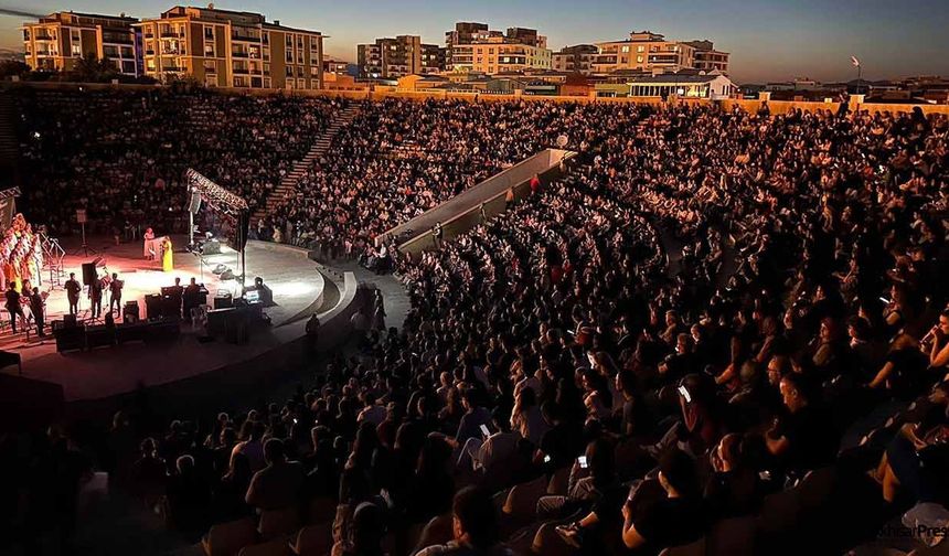 Akhisar Belediyesi Popüler Müzik Korosu, Sezen Aksu şarkılarıyla büyüledi