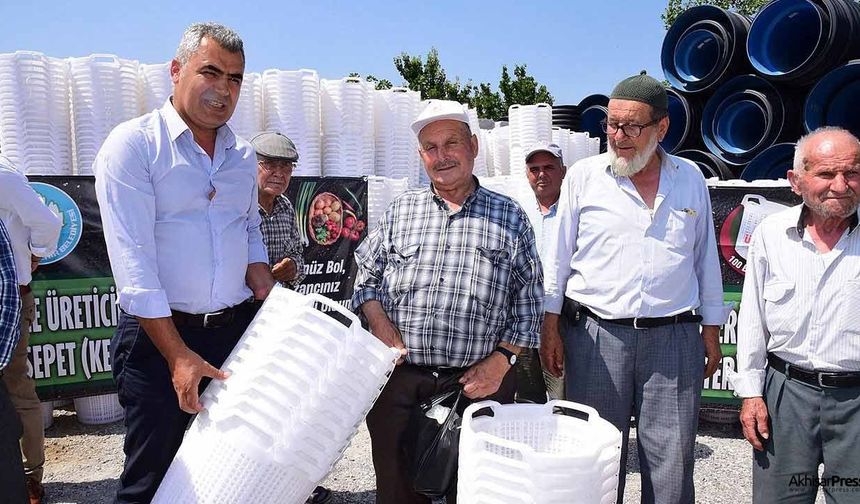 Büyükşehir'den Gördes ve Akhisar'a 16 bin sepet desteği