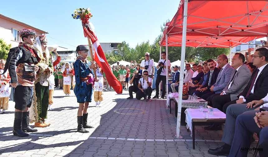 Akhisar'da İlköğretim Haftası kutlandı