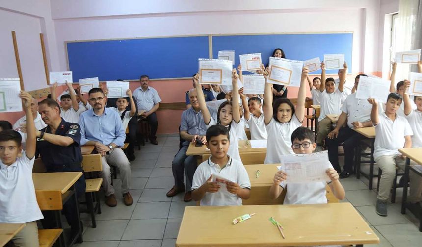 Akhisar’da Karne Heyecanı: 2023-2024 Eğitim-Öğretim Yılı Sona Erdi