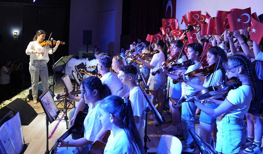 Akhisar'da Unutulmaz Müzik Şöleni ve Mezuniyet Gecesi