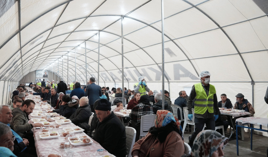 Akhisar’da İftar Çadırında İlk Oruç Birlikte Açıldı