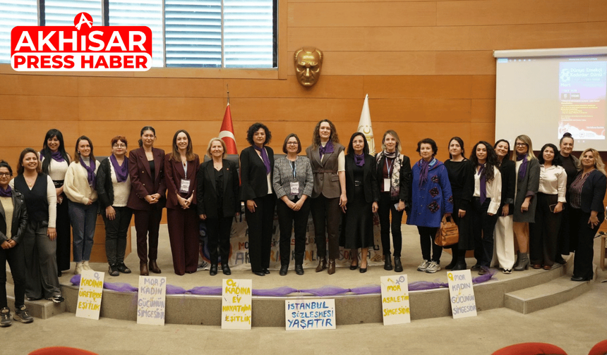 Akhisar’da “Türkiye’de Kadın Olmak” Paneli Düzenlendi