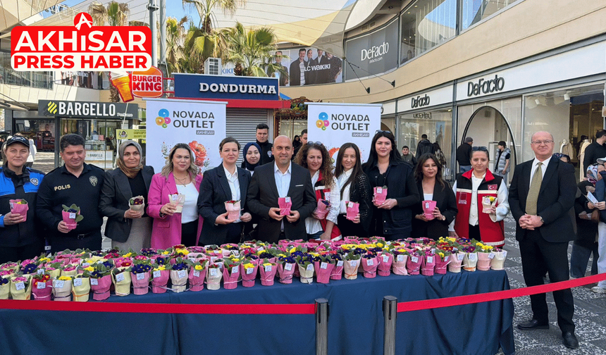 Novada AVM’de 8 Mart’ta 5 Bin Çiçek Dağıtıldı