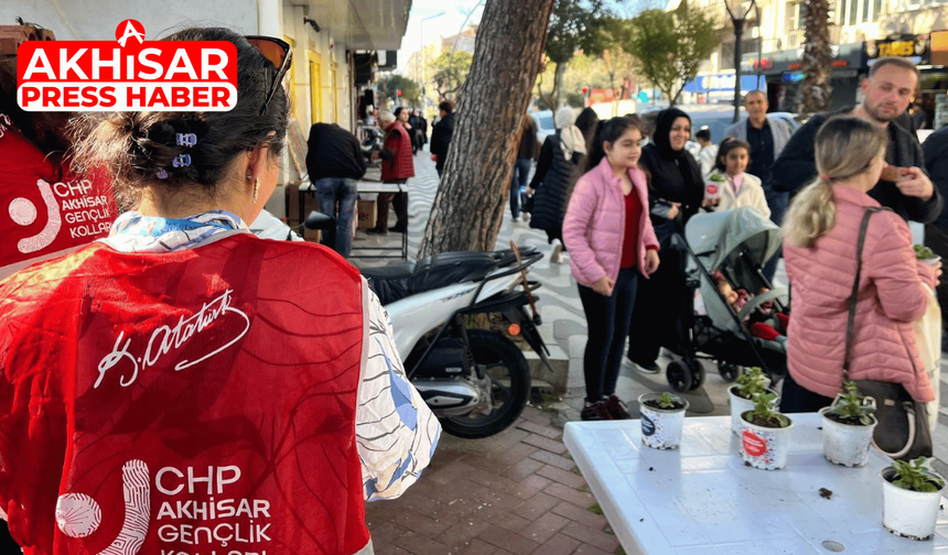 CHP Akhisar Gençlik Kolları’ndan Kadınlara 8 Mart Çiçeği