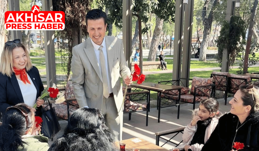 İYİ Parti Akhisar Teşkilatı’ndan Kadınlara 8 Mart Çiçeği