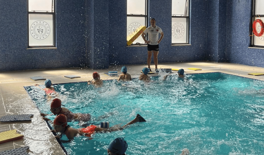 Akhisar’da “Yüzme Bilmeyen Kalmasın” Projesi Başladı