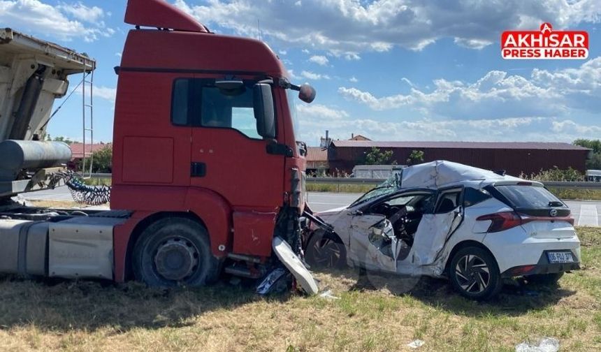 Akhisar’da Trafik Kazası: 3 Kişi Yaralandı