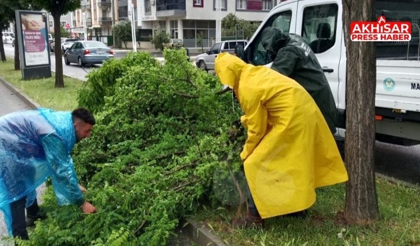 Akhisar’da Fırtına ve Sağanak Alarmı: Belediye Ekipleri Sahada