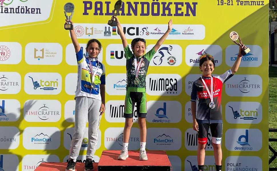 Akhisar İlçe Spor Kulübü'nden Büyük Başarı: Türkiye Dağ Bisikleti Şampiyonası'nda Şampiyonluk
